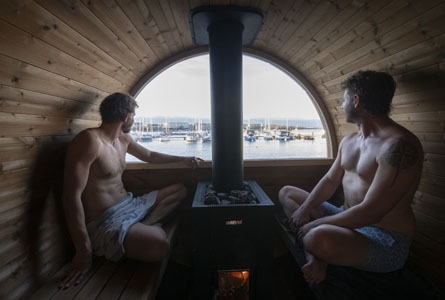 Deux hommes à l'intérieur du sauna de la Banquise.