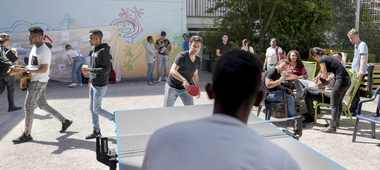 des personnes jouant au ping-pong 