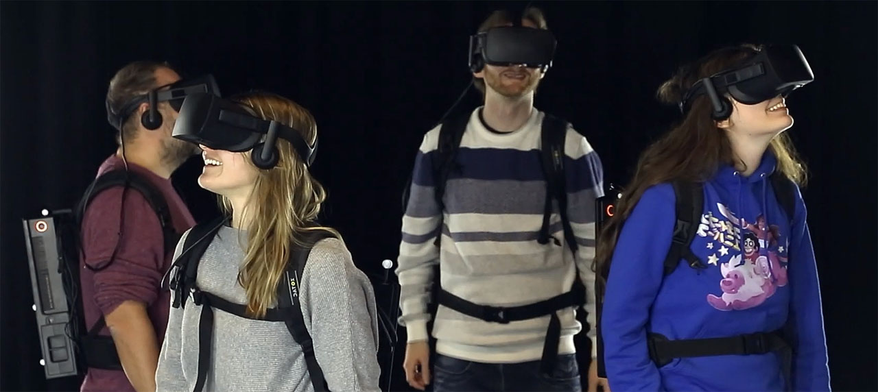 quatre persones avec des casques de réalité virtuelle 