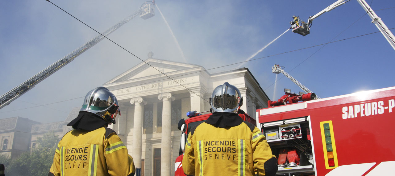 Deux pompiers devant l'Eglise catholique romaine 