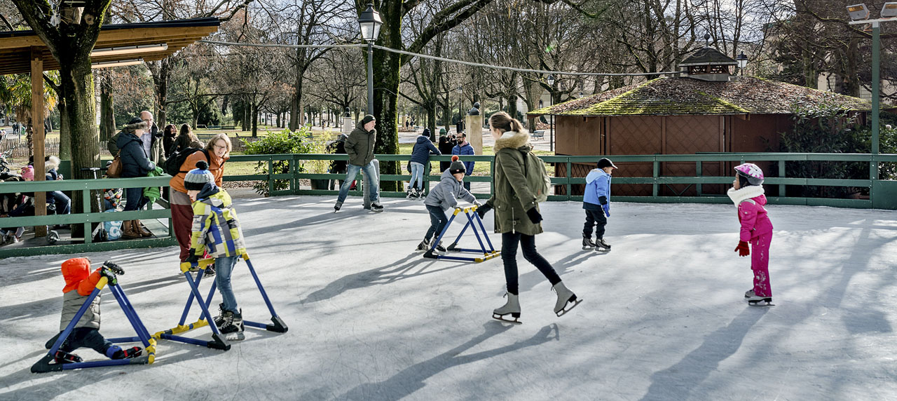 Des gens et des enfants patinent sur la patinoire saisonnière des Bastions