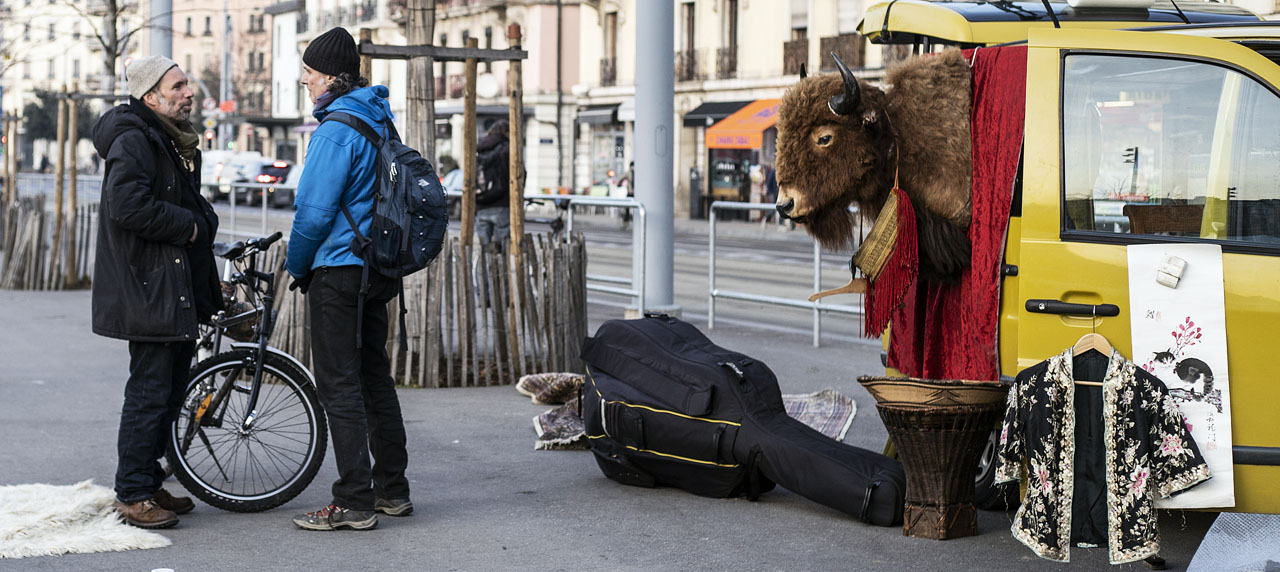 Deux personnes dicutent au marché au puces devant une tête de bison
