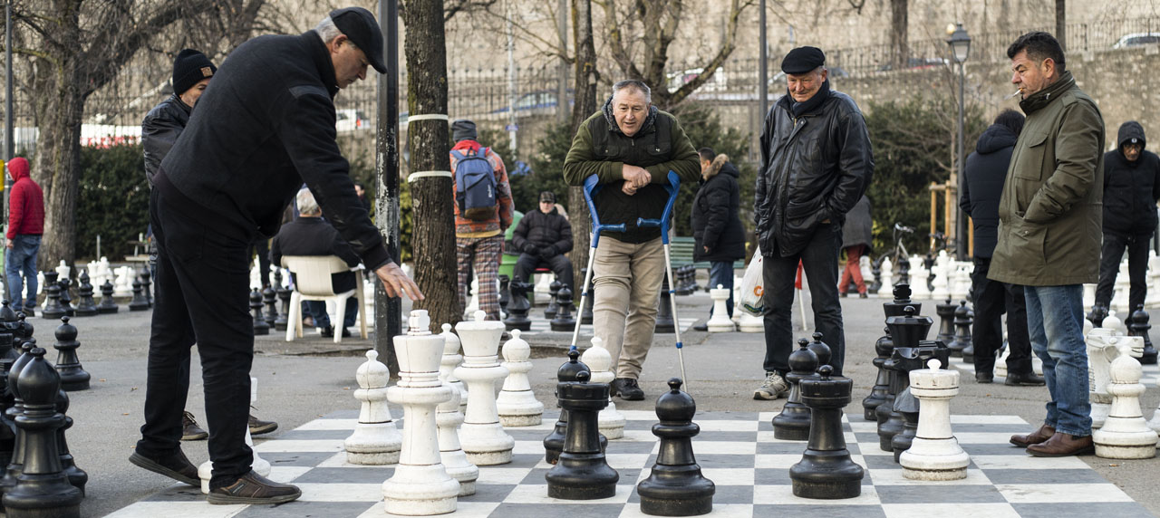 Des hommes jouent aux échecs au parc des Bastions