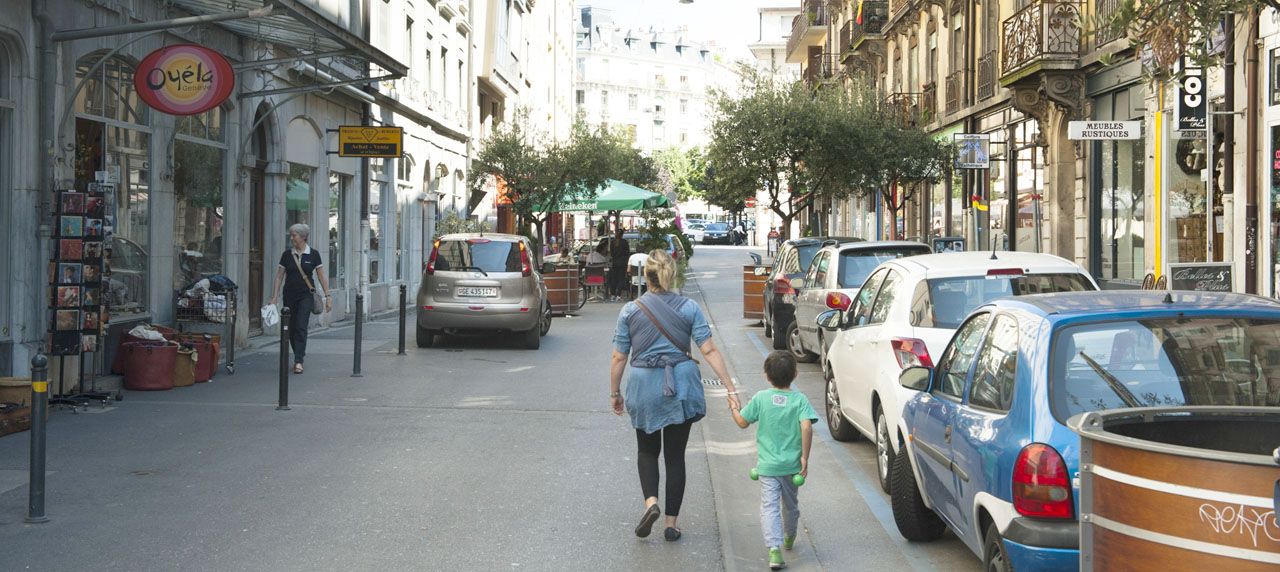 Une maman et son enfant marchent dans une rue