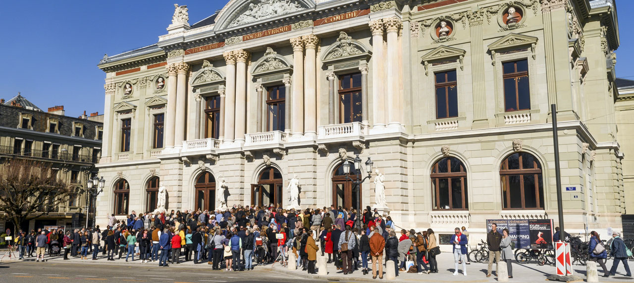 Une foule devant le bâtiment du Grand théâtre.