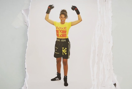 Image du clip, une femme avec des gants de boxe 