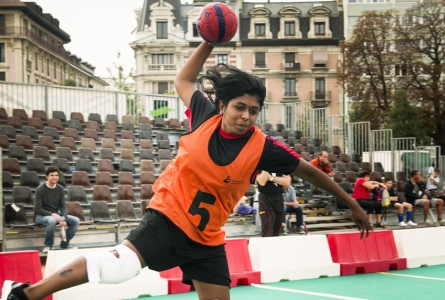 Jeune fille en l'air, armant son bras pour tirer au handball