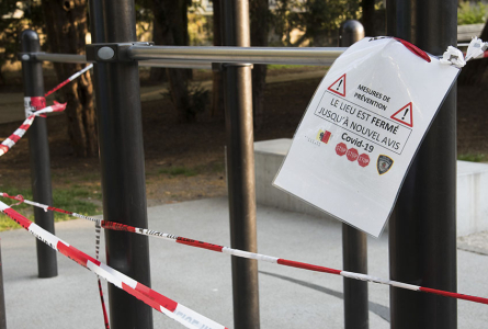 poteaux avec fil plastique rouge et blanc et affiche indiquant que le lieu est fermé jusqu'à nouvel avis par mesure de précaution