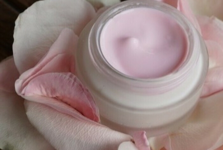 Atelier pour Enfant: fabrication crème visage à la rose et huile parfumée