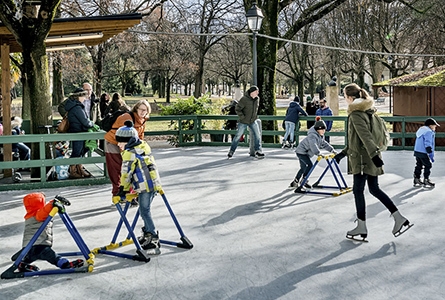 Des gens et des enfants patinent sur la patinoire saisonnière des Bastions