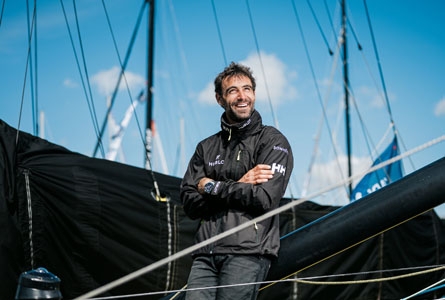 Portrait de Alan Roura sur son bateau