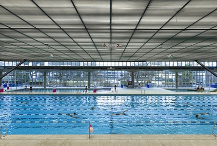 bassin olympique avec des gens qui nagent entre les lignes