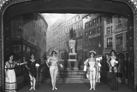photo d'époque avec femmes en costume sur scène et décor des rues de Genève