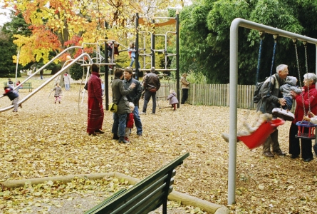 Des enfants accompagnés de leur parent s'amusent dans le parc Trembley