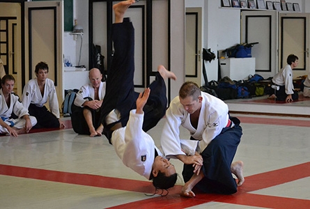 Une démonstration d’aïkido dans une salle de sport