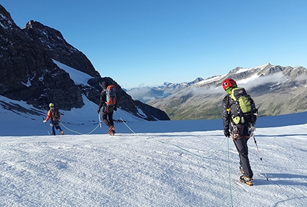 Un groupe de personnes font une randonnée en montagne