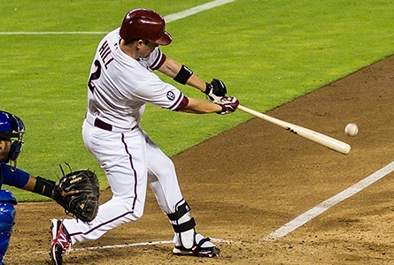 Un batteur attrape une balle de baseball durant un match