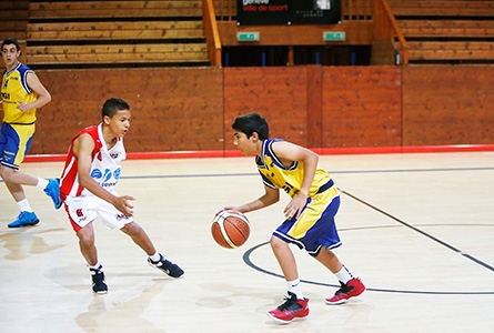 Des jeunes joueurs de basketball durant un match
