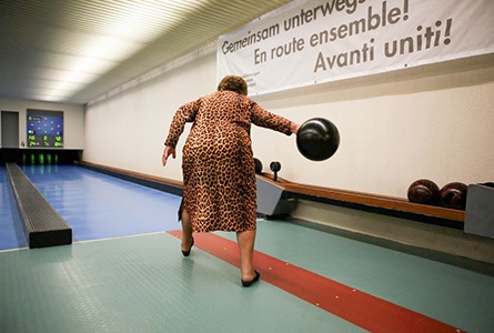 Une dame joue au bowling