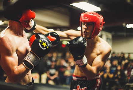Deux combattants de boxe thaï en plein combat