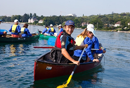 Un groupe de jeunes gens font du canoë sur le lac