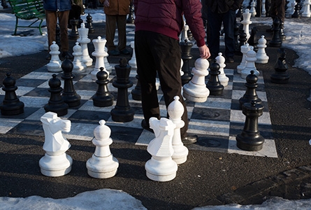 Gros plan sur le jeu d'échecs du parc des Bastions