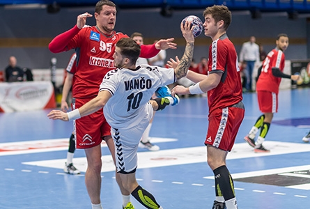 Deux équipes de handball s'affrontent lors d'un match