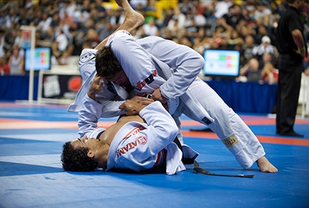 Deux compétiteurs dans un combat de jiu-jitsu