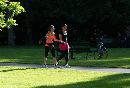 Deux femmes font du jogging dans un parc