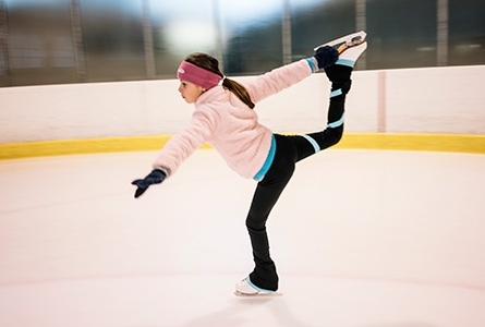 Une jeune fille fait du patinage