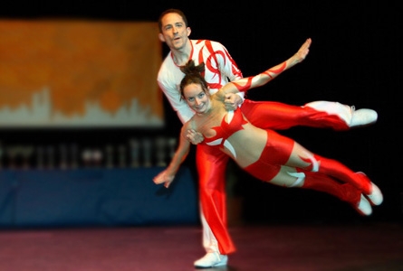 Un couple de danseurs lors d'une démonstration de rock acrobatique