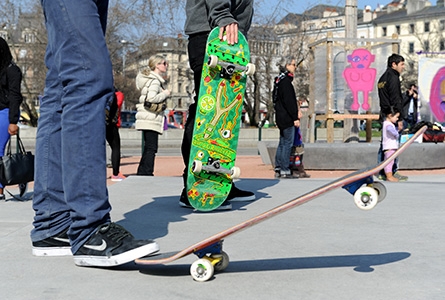 Des jeunes pratiquent le skate dans un skatepark