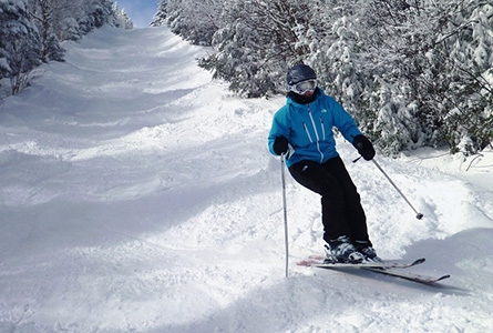 Un homme pratique le ski alpin en montagne
