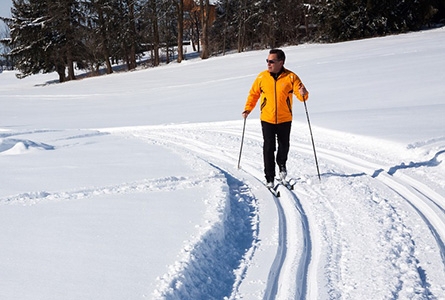 Un homme pratique le ski de fond en montagne