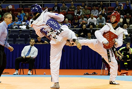 Deux athlètes lors d'un combat de taekwondo