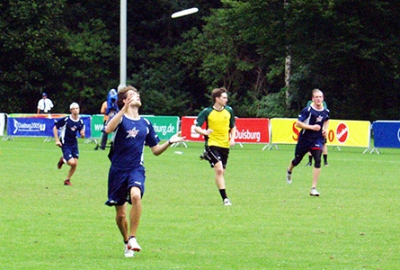 Deux équipes d'ultimate frisbee lors d'un match