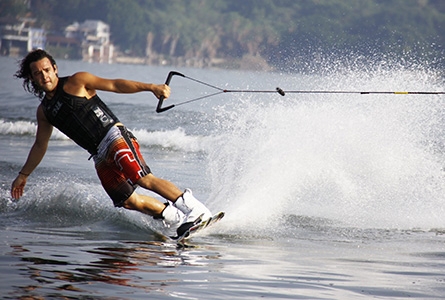 Un homme fait du wakeboard sur le lac