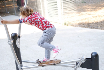 une jeune fille utilise les installations sportives dans un parc
