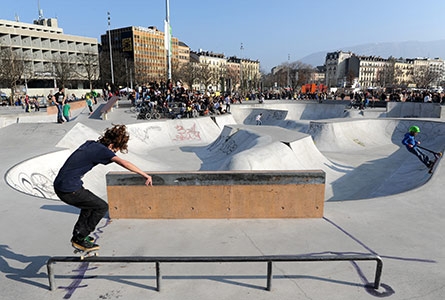 un jeune faisant du skate dans le skatepark