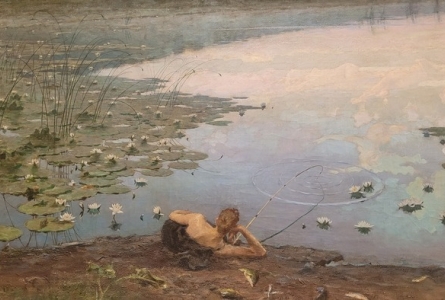 Jeune homme couché au bord d'un lac