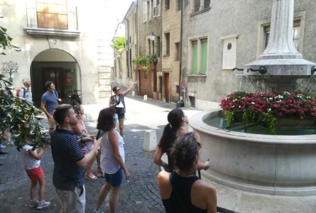 un groupe regardant une fontaine en Vieille Ville de Genève