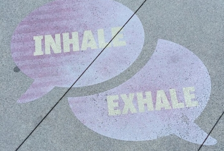 Image d'art de rue, une image des mots inhale - exhale (inspire-expire)