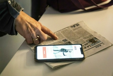 Photo d'un smartphone et d'un journal