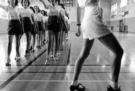 Image d'un groupe de jeunes filles apprenant à danser