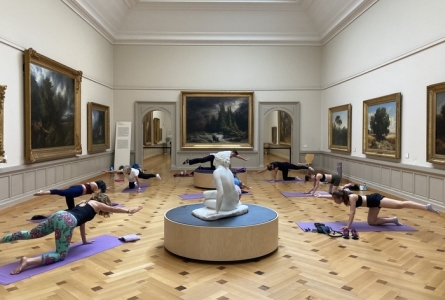 Groupe de femmes faisant du sport dans une salle du musée