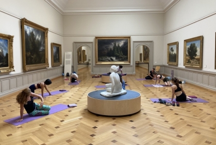 Groupe de femmes faisant du sport dans une salle du musée