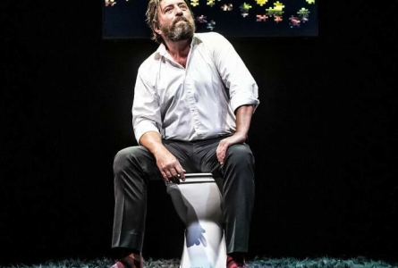 Photos de Thierry Hellin, l'interprète, assis sur une cuvette de toilette
