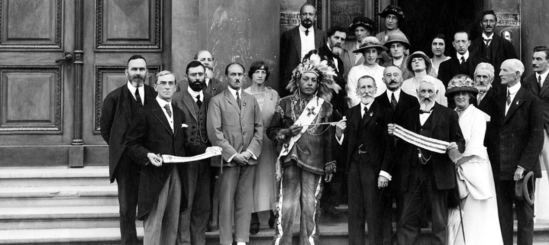 Genève, rue de l'Athénée: la Commission des Iroquois avec le chef Deskaheh devant le palais de l'Athénée en 1923