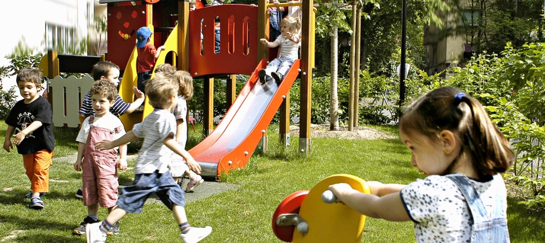Des enfants jouent sur des jeux dans un parc