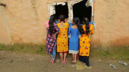 Jeunes filles observant les chamanes jouer du tambour. Tharbothe, Dhading, en 2021.Photo Adrien Viel.